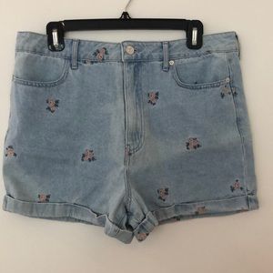 Jean shorts with floral embroidery